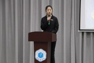 　　学生代表陈婵媛宣读倡议书
