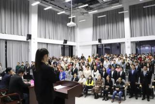 全体学生起立，共同倡议